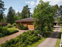 Talon sivusta kulku myös takapihalle.