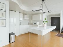 Virtualisesti muunneltu. Keittiö voisi näyttää tältä, jos haluaa teipata keittiön. Tarjous pyydetty.