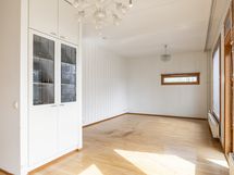 Näkymä ruokailutilasta olohuoneen suuntaan