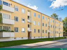 Julkisivu Rusthollarintielle.