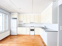 Avokeittiössä on runsaasti kaappitilaa ja laskutilaa.