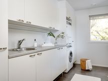 Kodinhoitohuone/apukeittiö keittiön vieressä