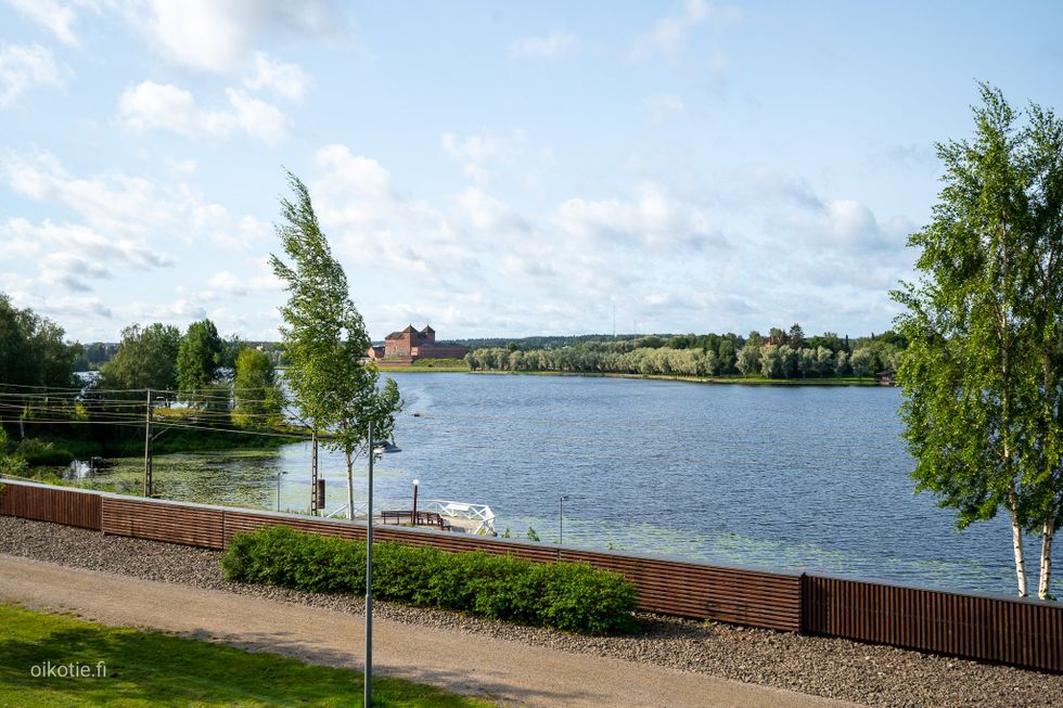 Parvekkeelta on upeat maisemat Vanajavedelle ja Hämeen Linnalle