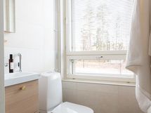 Valoisa ja tyylikäs erillis wc
