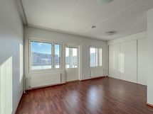 Valoisassa kodissa on ikkunoita kahteen suuntaan.