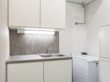 Kodinhoitohuone sijaitsee heti sisäänkäynnin vieressä