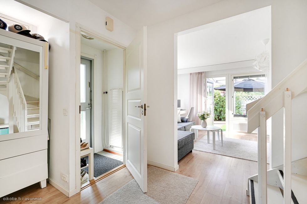 Vaikka keittiö on erillään, tila jatkuu kuitenkin avarana olohuoneeseen ja siitä takapihalle saakka.