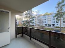 Parvekkeelta on näkymät viihtyisälle sisäpihalle lännen suuntaan.