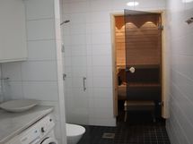 khh/kh:ssa toinen wc-istuin, suihku ja ovi saunaan
