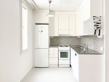 Kolmannen kerroksen toimivapohjainen koti lasitetulla parvekkeella.