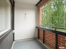 Lasitettu parveke länteen