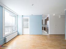 Olohuone, josta käynti keittiöön ja lasitetulle parvekkeelle.