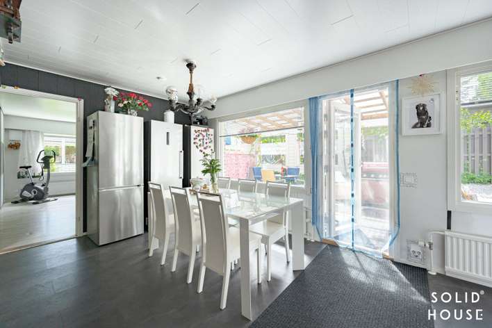 Omakotitalo, 3 mh + oh + k + tkh + kph + s + 2x wc + autotalli, 180/241 m², Neitsytlinna - Näkymä 2