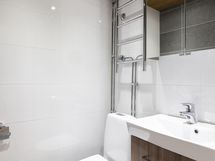 Erillinen wc eteisen yhteydessä