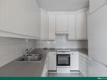 Keittiö on siisti ja kaappitilaa on riittävästi