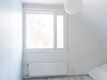 Kylpyhuoneen vieressä oleva makuuhuone