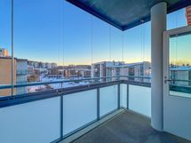 Asunnon parvekkeelta avautuu avara näkymä lounaan suuntaan.