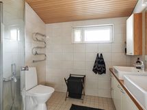 Yläkerran kylpyhuone-wc