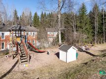Taloyhtiön kiva leikkipiha talojen keskellä
