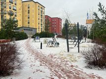 Yhteinen korttelipiha, jossa mm.kuntoiluvälineitä.
