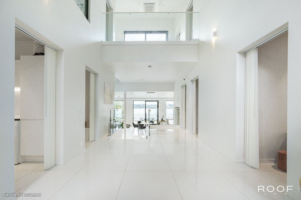 Pääsisäänkäynti aukeaa valoisana ja huikean avarana.