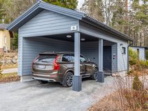 Autokatos, jonka yhteydessä on noin 9,5 m2 lämmin varasto