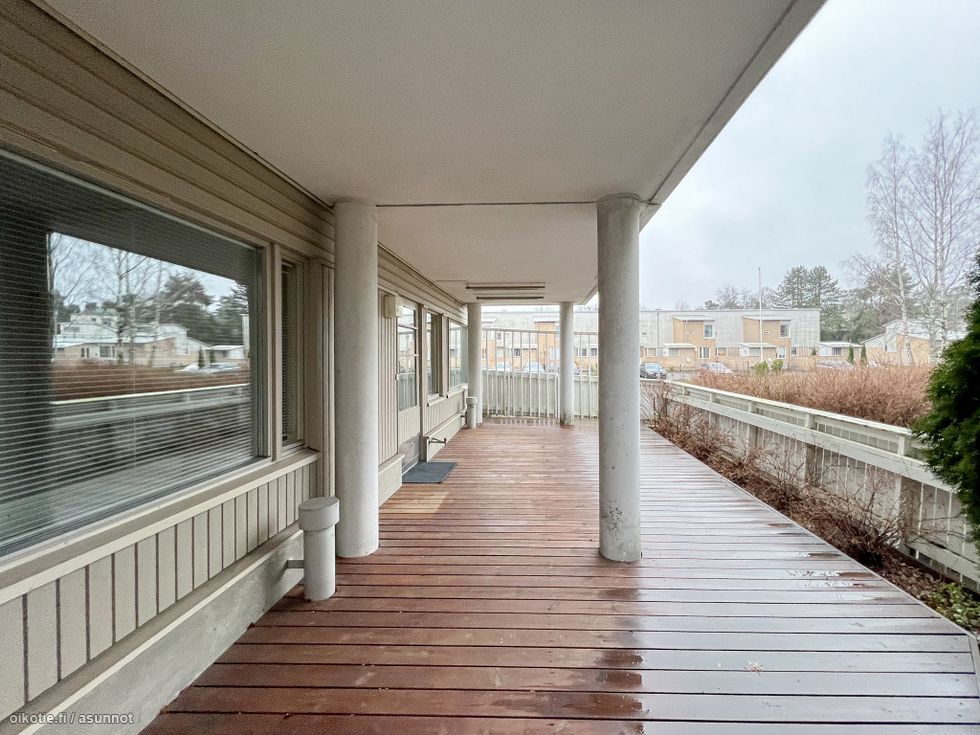 Tervetuloa omalla sisäänkäynnillä ja valtavalla terassilla varustettuun kaksioon!