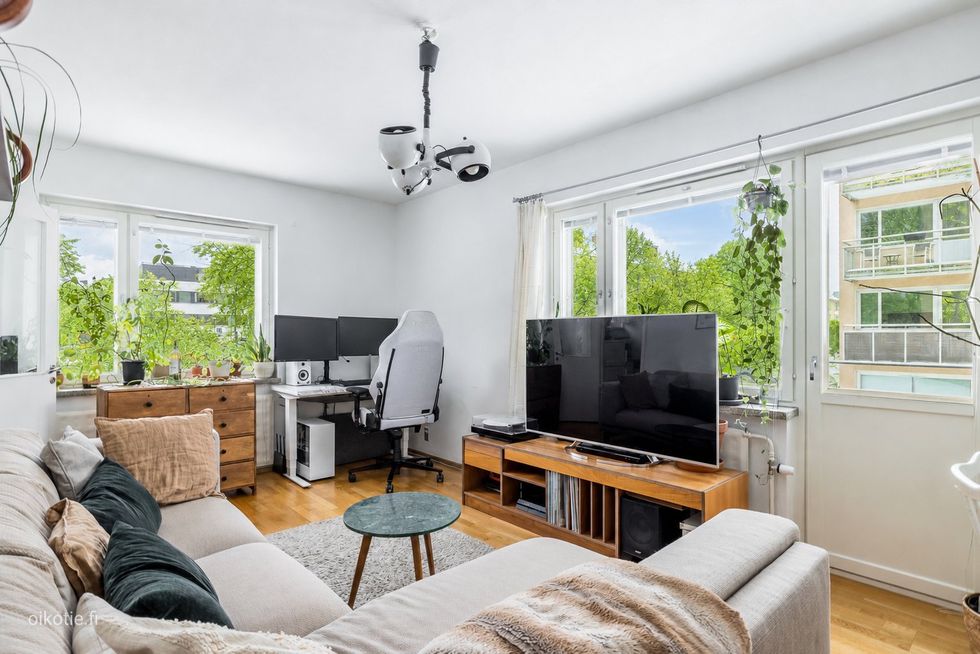 Tämän kodin sydän on valoisa olohuone kahteen suuntaan avautuvine ikkunoineen.