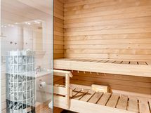 Upeassa saunassa nautit löylyistä oman kodin rauhassa.