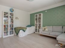 Olohuoneen voi sisustaa monin tavoin, sinne mahtuu tarvittaessa myös työpiste.