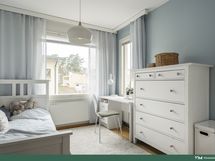 Kulmahuoneen ikkunat toistavat valon kauniisti huoneessa.