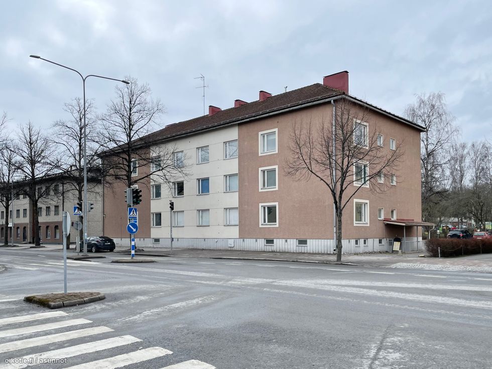 Etujulkisivu Paroltantieltä