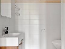 2. kerroksen kylpyhuone ja wc.