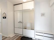 Eteisessä on paljon säilytystilaa + 2 vaatehuonetta