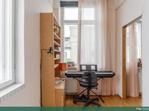 Työhuoneessa ikkunat etelä-länsi suuntaan