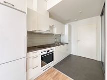 Avokeittiö on tyylikäs ja varusteena on mm. astianpesukone.