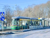 Julkinen liikenne kulkee tiheään ja lähin raitiovaunupysäkki  on parin minuutin kävelymatkan päässä