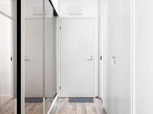 Eteisessä koko seinän mitalta säilytystilaa