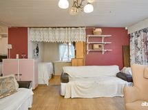 Näkymä olohuoneesta keittiöön ja makuuhuone 1:een, johon ei tällä hetkellä ole ovea.