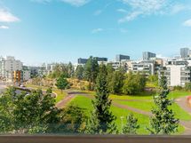 Huoneesta kauniin vehreät maisemat.