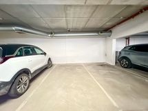 Myyjältä on ostettavissa myös oma autohallipaikka.