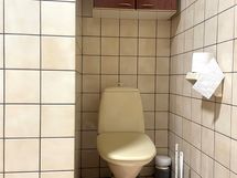 kylpyhuoneessa on wc