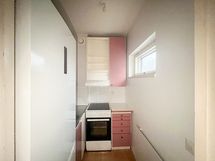 Vaalea, ikkunallinen keittokomero.