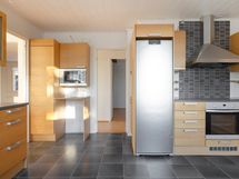 Pari askelta keittiöstä niin olet päämakuuhuoneessa/työhuoneessa.