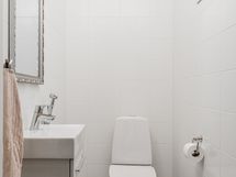 Kodinhoitohuoneen viereinen wc