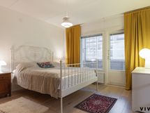 Makuuhuoneesta käynti parvekkeelle.