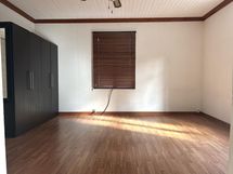 Alakerran makuuhuone