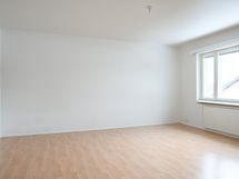 Suuri makuuhuone/olohuone on helposti kalustettavissa.