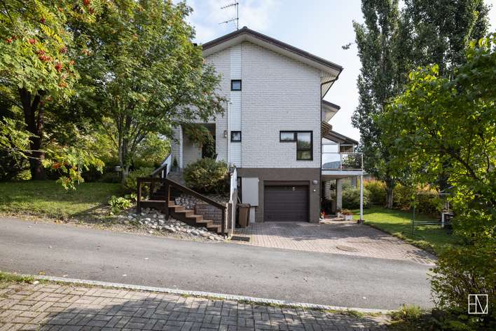Paritalo, 4-5h, k, takkahuone, 2x wc, ph, s, khh,  parveke, autotalli, 126,5/142,0 m², Takahuhti, Tampere
