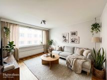 Tervetuloa selkeäpohjaiseen, toisen kerroksen kaksioon, jossa taloyhtiö seisoo omalla tontillaan.